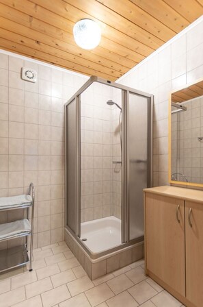 Eigentum, Badezimmer, Armatur, Duschtür, Interior Design, Cabinetry, Dusche, Die Architektur, Duschkopf