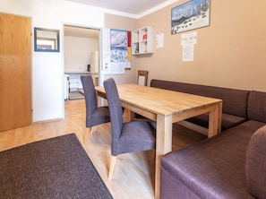 Eigentum, Möbel, Tabelle, Holz, Bilderrahmen, Interior Design, Beleuchtung, Flooring, Fussboden, Wand