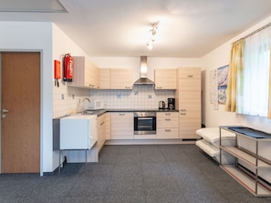 Cabinetry, Möbel, Countertop, Beleuchtung, Fenster, Interior Design, Küche, Holz, Sinken, Flooring