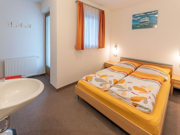 Eigentum, Möbel, Komfort, Zapfhahn, Fenster, Sinken, Armatur, Badewanne, Gebäude, Holz
