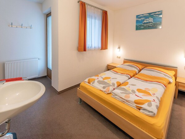 Eigentum, Möbel, Komfort, Zapfhahn, Fenster, Sinken, Armatur, Badewanne, Gebäude, Holz