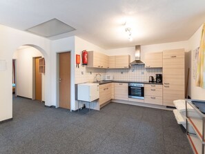 Eigentum, Cabinetry, Countertop, Gebäude, Holz, Interior Design, Fenster, Fussboden, Flooring