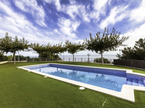 Agua, Nube, Cielo, Planta, Propiedad, Piscina, Azur, Rectángulo, Árbol, Cuerpo De Agua