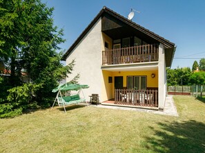 Himmel, Gebäude, Pflanze, Eigentum, Veranda, Fenster, Baum, Haus, Schatten, Grundstueck