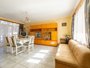 Möbel, Eigentum, Cabinetry, Stuhl, Tabelle, Fenster, Vorhang, Zimmerpflanze, Holz, Wohnzimmer