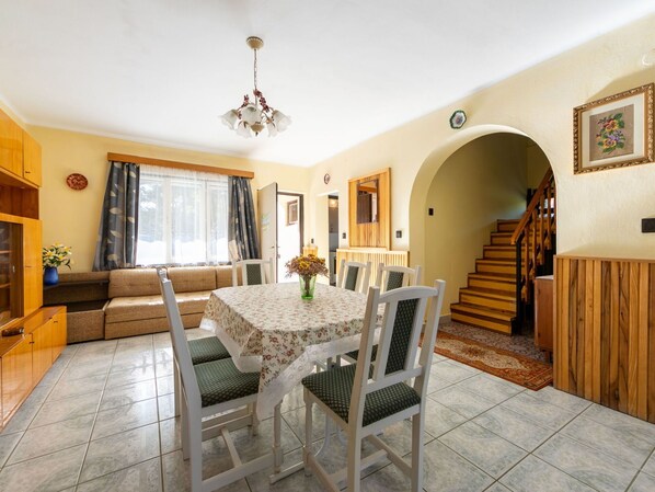 Bilderrahmen, Tabelle, Möbel, Stuhl, Holz, Gebäude, Beleuchtung, Interior Design, Fussboden, Zimmerpflanze