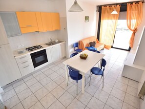 Eigentum, Möbel, Tabelle, Cabinetry, Stuhl, Küchengerät, Gebäude, Cooktop, Holz, Orange