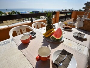 Pflanze, Tabelle, Himmel, Geschirr, Essen, Zimmerpflanze, Interior Design, Dishware, Fenster, Baum