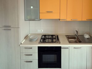 Cabinetry, Countertop, Gasherd, Küchengerät, Cooktop, Herd, Gebäude, Küche, Haushaltsgerät, Schublade