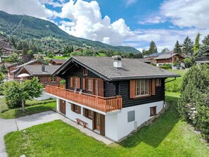 Wolke, Pflanze, Himmel, Gebäude, Fenster, Baum, Haus, Natürliche Landschaft, Urban Design, Wohngebiet