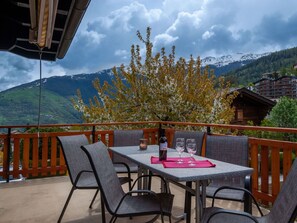 Tabelle, Wolke, Himmel, Möbel, Eigentum, Pflanze, Holz, Tisch Im Freien, Stuhl, Interior Design