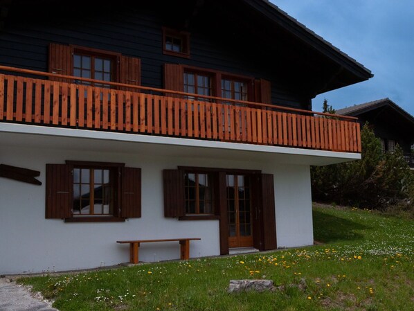 Pflanze, Gebäude, Fenster, Eigentum, Himmel, Holz, Tür, Haus, Grundstueck, Gras