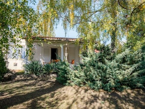 Pflanze, Gebäude, Fenster, Natürliche Landschaft, Baum, Grundstueck, Haus, Hütte, Gras, Tönungen Und Schatten