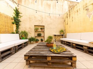 Pflanze, Möbel, Eigentum, Tabelle, Holz, Gebäude, Gartenmöbel, Interior Design, Flooring, Wohnzimmer