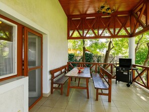 Meubles, Propriété, Fenêtre, Bâtiment, Table, Plante, Bois, Design Intérieur, Ombre, Plante D'Appartement
