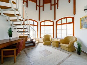 Meubles, Cadre, Bâtiment, Bois, Plante, Confort, Architecture, Design Intérieur, Canapé, Salon