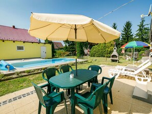 Tabelle, Möbel, Eigentum, Pflanze, Stuhl, Tisch Im Freien, Regenschirm, Himmel, Gebäude, Schatten