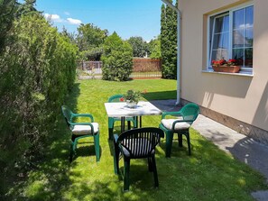 Pflanze, Möbel, Gebäude, Fenster, Tabelle, Himmel, Natur, Azurblau, Stuhl, Baum