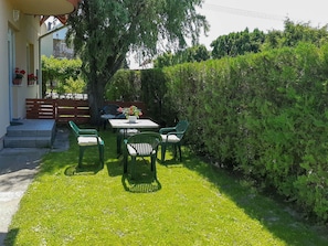 Tabelle, Pflanze, Botanik, Gebäude, Baum, Tisch Im Freien, Schatten, Gartenmöbel, Vegetation, Grundstueck