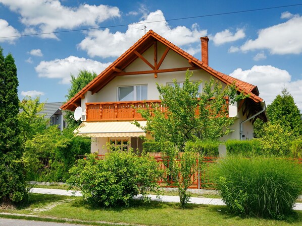 Wolke, Pflanze, Himmel, Gebäude, Eigentum, Fenster, Haus, Baum, Grundstueck, Hütte