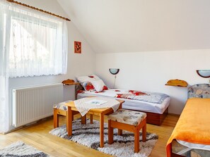 Tabelle, Möbel, Eigentum, Fenster, Holz, Interior Design, Flooring, Fussboden, Farbe, Wohnzimmer
