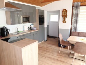 Plante, Bâtiment, Propriété, Fenêtre, Ciel, Porte, Fleur, Chalet, Maison, Bois