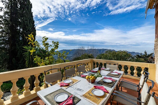 Zona de comedor al aire libre