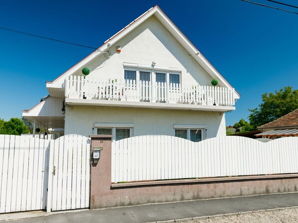 Sky, Building, Property, Window, Wood, House, Land Lot, Fence, Tree, Residential Area