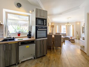 Evier, Cabinetry, Comptoir, Évier, Meubles, Bâtiment, Bois, Appareil De Cuisine, Éclairage, Cuisine
