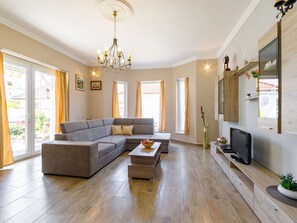Canapé, Propriété, Cadre, Meubles, Table, Plante D'Appartement, Fenêtre, Bois, Plante, Salon