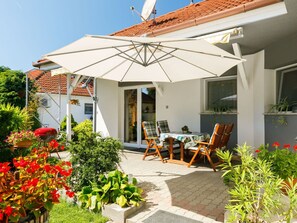 Plante, Fleur, Ciel, Bâtiment, Chaise, Ombre, Architecture, Chalet, Mobilier De Jardin, Fenêtre