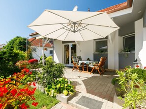 Plante, Propriété, Fleur, Bâtiment, Chaise, Ombre, Ciel, Mobilier De Jardin, Zone Résidentielle, Paysage