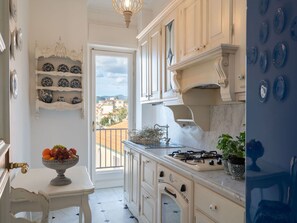 Cabinetry, Countertop, Eigentum, Möbel, Pflanze, Blau, Azurblau, Küche, Holz, Zimmerpflanze