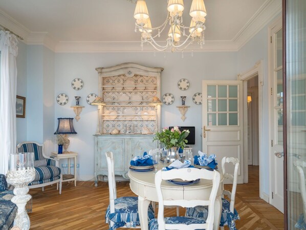 Möbel, Bilderrahmen, Eigentum, Tabelle, Blau, Stuhl, Dekoration, Holz, Beleuchtung, Interior Design