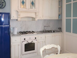 Cabinetry, Countertop, Spüle, Sinken, Eigentum, Zapfhahn, Weiss, Blau, Herd, Küche