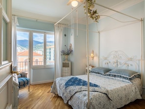 Möbel, Eigentum, Fenster, Cabinetry, Gebäude, Azurblau, Blau, Holz, Komfort, Bettrahmen