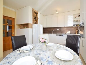 Cabinetry, Möbel, Eigentum, Tabelle, Geschirr, Gebäude, Dishware, Stuhl, Küche, Interior Design