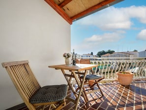 Tabelle, Möbel, Eigentum, Himmel, Stuhl, Wolke, Holz, Blumentopf, Beleuchtung, Tisch Im Freien