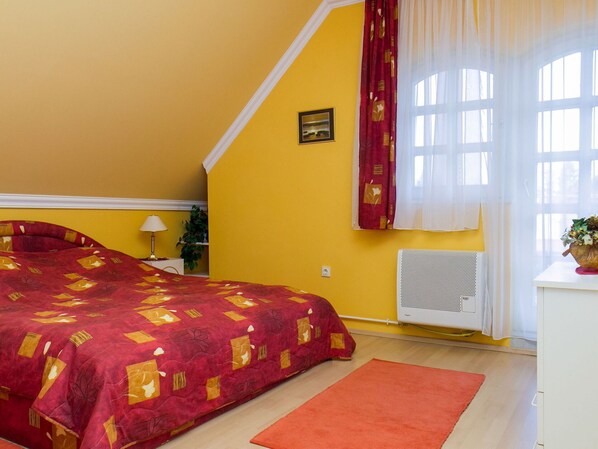 Meubles, Propriété, Confort, Fenêtre, Bois, Plante, Orange, Bâtiment, Textile, Design Intérieur