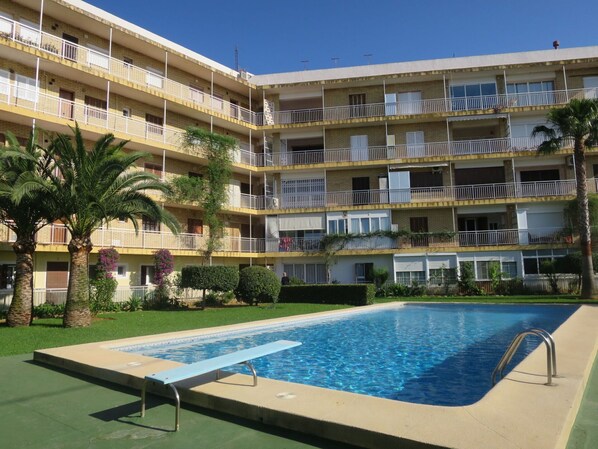 Building, Plant, Daytime, Property, Water, Sky, Window, Azure, Swimming Pool, Tree