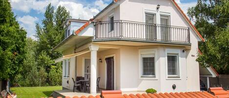 Himmel, Gebäude, Wolke, Fenster, Eigentum, Haus, Baum, Hütte, Pflanze, Holz