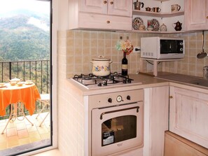 Eigentum, Countertop, Cabinetry, Küchengerät, Herd, Holz, Interior Design, Küche, Fenster, Herd