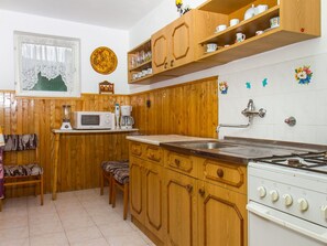 Cabinetry, Furniture, Property, Countertop, Building, Wood, Drawer, Interior Design, Kitchen, Floor