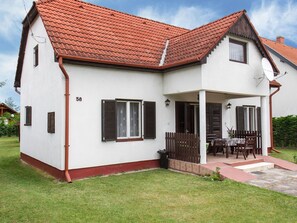Building, Plant, Sky, Window, Cloud, House, Land Lot, Residential Area, Door, Cottage