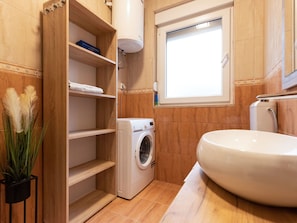 Toilet Seat, Plant, Plumbing Fixture, Flowerpot, Bathroom Sink, Toilet, Bathroom, Wood, Shelf, Flower