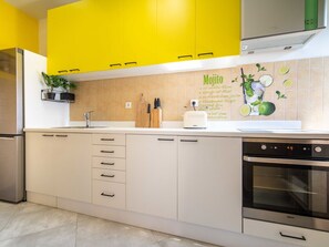 Countertop, Cabinetry, Tap, Property, Building, Kitchen Sink, Furniture, Kitchen, Sink, Product