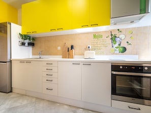 Countertop, Cabinetry, Tap, Property, Building, Kitchen Sink, Furniture, Kitchen, Sink, Product