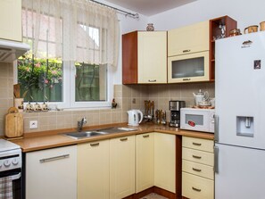 Cabinetry, Countertop, Spüle, Sinken, Eigentum, Pflanze, Küche, Schublade, Herd, Interior Design