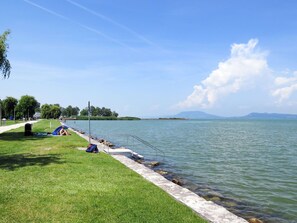 Wasser, Himmel, Wolke, Wasservorräte, Azurblau, Baum, Natürliche Landschaft, Strand, Küsten Und Ozeanische Forms, Pflanze