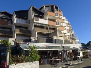 Sky, Plant, Building, Property, Urban Design, Window, Condominium, Residential Area, Real Estate, Facade
